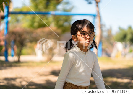 幸福的家庭形象 好兄弟姐妹的形象 幸福的家庭形象 好兄弟姐妹的形象 95733924