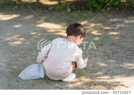 幸福的家庭形象 好兄弟姐妹的形象 幸福的家庭形象 好兄弟姐妹的形象 95733927