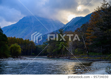 傍晚的燒岳和梓川 95734030