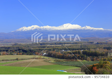 Hokkaido, Biei Town, Daisetsuzan and the expansive land at its foot 95734810