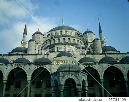 View of the Blue Mosque in Istanbul 95735409