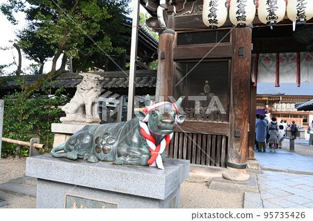 Tenmangu Shrine and cows 95735426