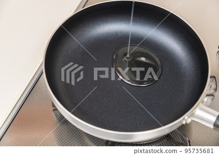 [Make fried eggplant seasoned with oil in a frying pan] 95735681