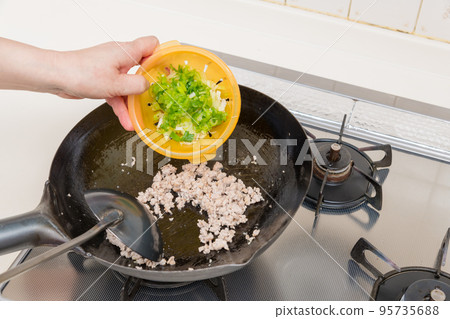 [Make mapo eggplant, stir-fried minced meat with green onions] 95735688
