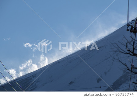 從富士山腳下的城鎮看到的富士山表面 95735774