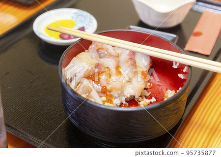 Half-eaten seafood rice bowl 95735877