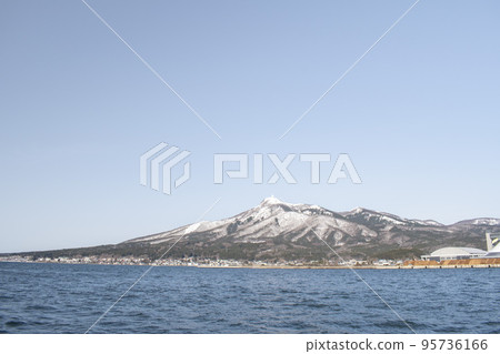 Snow-capped Mount Kamagusan seen from Mutsu City, Aomori Prefecture 95736166