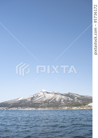 Snow-capped Mount Kamagusan seen from Mutsu City, Aomori Prefecture 95736172