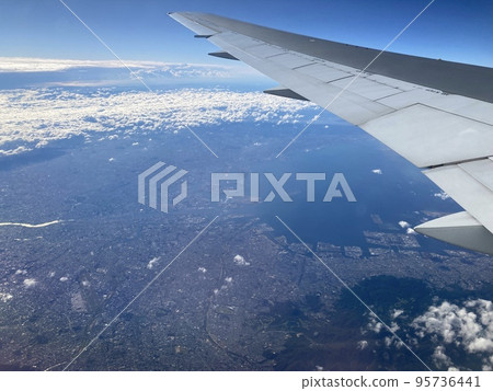 從飛機上看到的神戶市和大阪市 從飛機上看到的神戶市和大阪市 95736441
