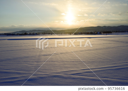 北海道冬天的黃昏 北海道冬天的黃昏 95736616