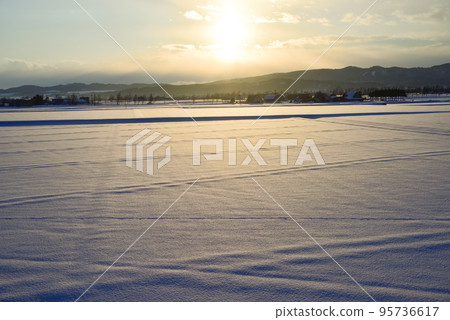 北海道冬天的黃昏 95736617