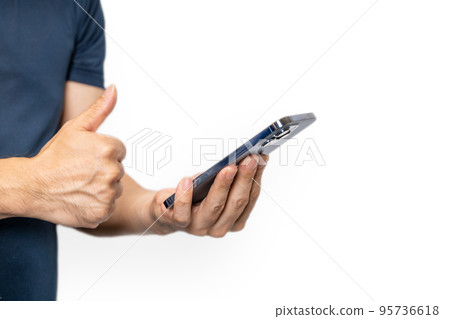 一隻手像智能手機一樣擺姿勢的男人 一隻手像智能手機一樣擺姿勢的男人 95736618