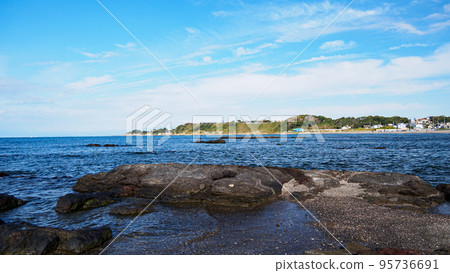 陽光明媚的海灘（神奈川縣三浦市和田長濱、湘南三浦半島） 95736691
