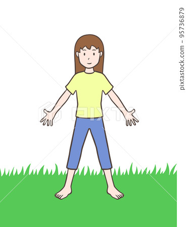 一個女人赤腳站在草地上,雙臂張開,站在地上 一個女人赤腳站在草地上,雙臂張開,站在地上 95736879
