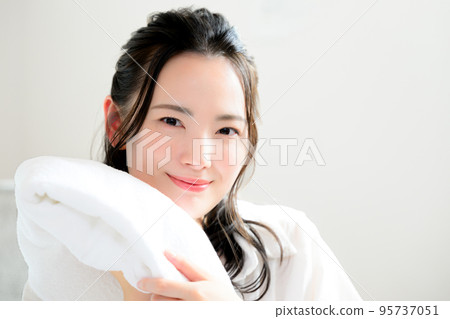 美麗的女人，臉上有一條蓬鬆的毛巾 95737051