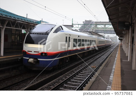 到達新潟縣上越市高田站的特急白雪列車 95737081