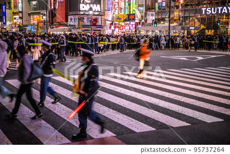 萬聖節前夕,日本澀谷的東京城市景觀已經很混亂。警察也出動了,爽……=10月29日 萬聖節前夕,日本澀谷的東京城市景觀已經很混亂。警察也出動了,爽……=10月29日 95737264