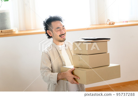 A person who is happy to ask for various things in delivery 95737288