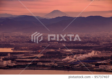 田原市日出時的富士山和從藏王天文台看到的豐橋市 田原市日出時的富士山和從藏王天文台看到的豐橋市 95737407
