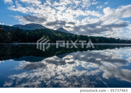 Onneto 湖的秋葉和水鏡與蔓延的雲彩 Onneto 湖的秋葉和水鏡與蔓延的雲彩 95737465