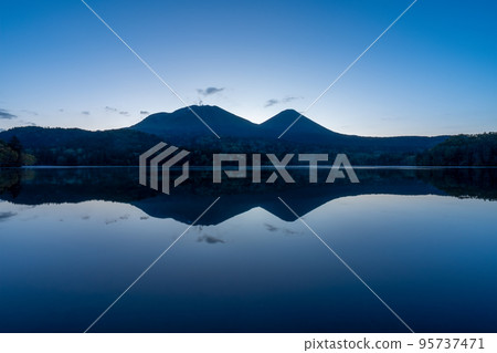 黎明時分的奧內托湖和水鏡 95737471