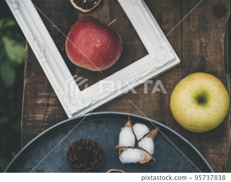 framed apple 95737838