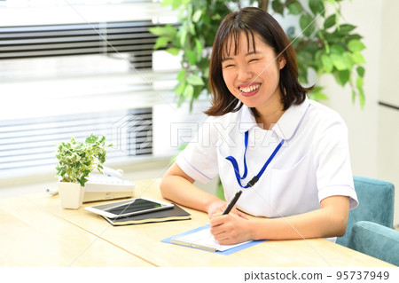 微笑的醫務工作者婦女 95737949