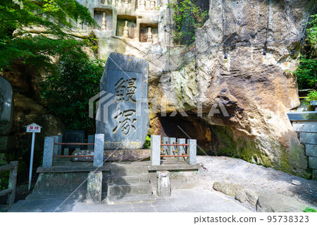 Eel mound at Zuiganji Temple (Matsushima Town, Miyagi Prefecture) 95738323