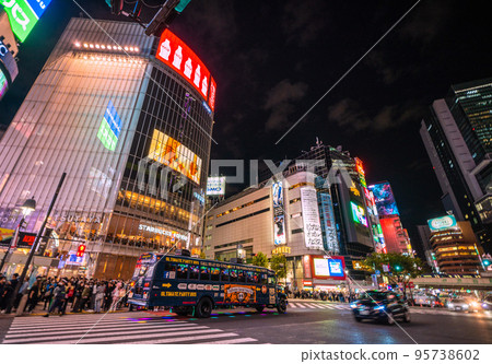 日本東京的城市景觀：澀谷的萬聖節即將來臨。澀谷站前的萬聖節派對巴士 = 10 月 29 日 95738602