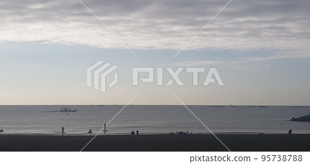 秋天神奈川縣茅崎海灘的晨景[10月] 95738788