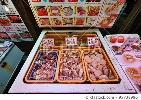 Shellfish in a fish tank (Misumi Market, Otaru City, Hokkaido) Shellfish in a fish tank (Misumi Market, Otaru City, Hokkaido) 95738980