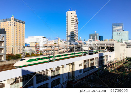 以大廈為背景奔跑的東北新幹線E2系列 以大廈為背景奔跑的東北新幹線E2系列 95739095