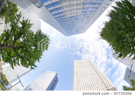 東京新宿副中心的摩天大樓和辦公區 95739266