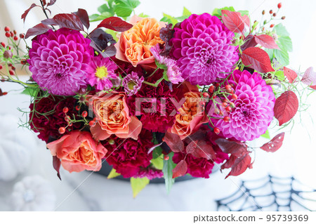 pink dahlia autumn bouquet 95739369