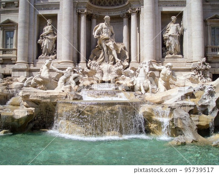 Trevi Fountain 95739517