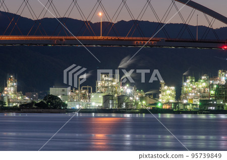 Factory area at dawn Shunan City, Yamaguchi Prefecture Factory area at dawn Shunan City, Yamaguchi Prefecture 95739849