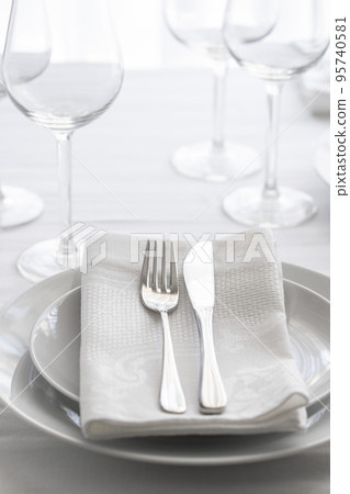 Table setting white and grey colou Table setting white and grey colou 95740581