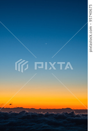 清晨登山 95740675