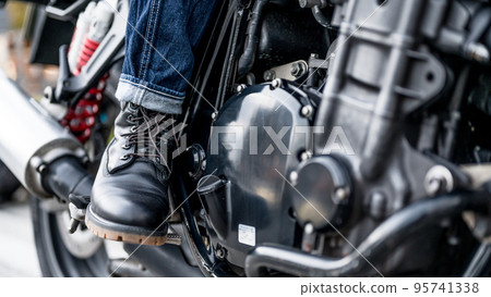 男子踏上自行車台階 男子踏上自行車台階 95741338