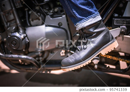 男子踏上自行車台階 95741339