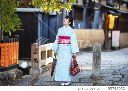 A young woman in a kimono with a Japanese umbrella at the Tatsumi Bridge on the Gion Shirakawa River in Higashiyama Ward, Kyoto City, Kyoto Prefecture A young woman in a kimono with a Japanese umbrella at the Tatsumi Bridge on the Gion Shirakawa River in Higashiyama Ward, Kyoto City, Kyoto Prefecture 95742052