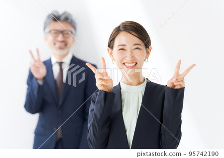 白色背景西裝的商務人士 95742190