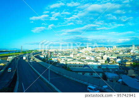 [Osaka Prefecture] October, blue sky and city scenery 95742941