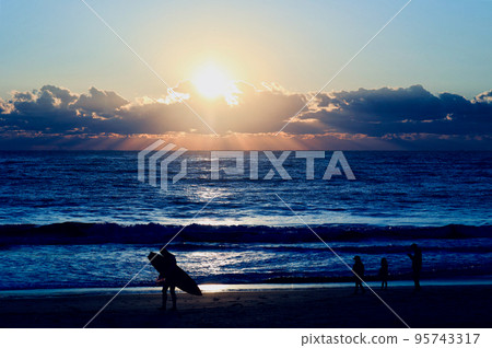 十月下旬的日出 95743317