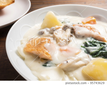 三文魚和蘑菇奶油燉菜 95743629