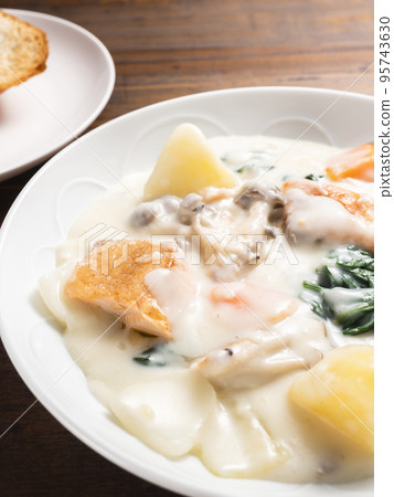 三文魚和蘑菇奶油燉菜 95743630