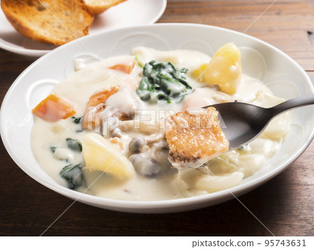 三文魚和蘑菇奶油燉菜 95743631
