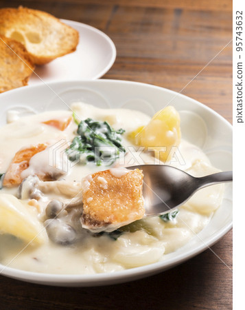 三文魚和蘑菇奶油燉菜 95743632