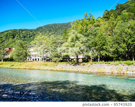 長野縣松本市上高地，初秋的風景區 95743920