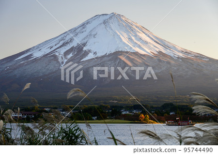 Lake Kawaguchi and majestic Mt.Fuji Lake Kawaguchi and majestic Mt.Fuji 95744490
